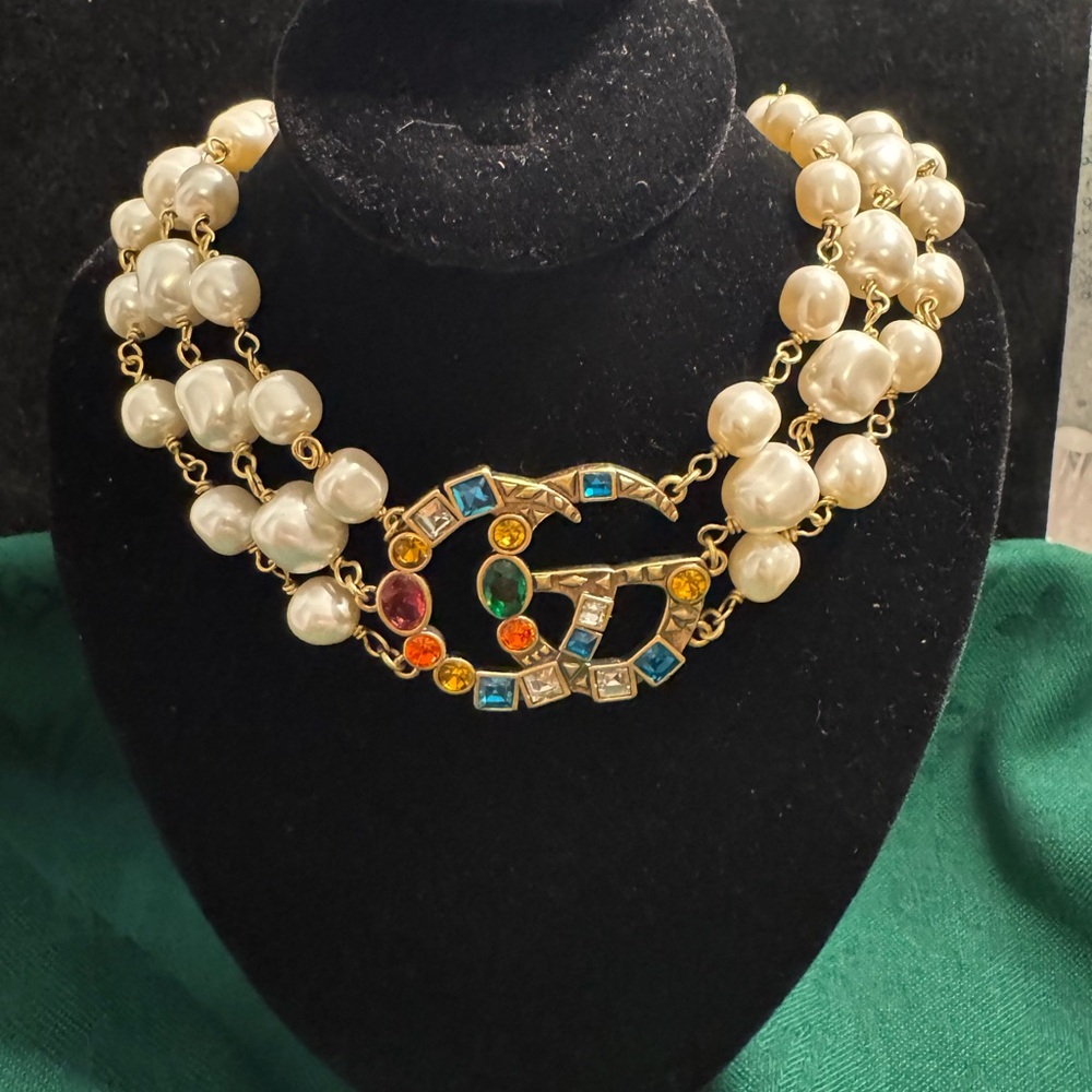 Gucci GG Elegant Pearl and Gold Crystal Necklace - Picture 3 of 7